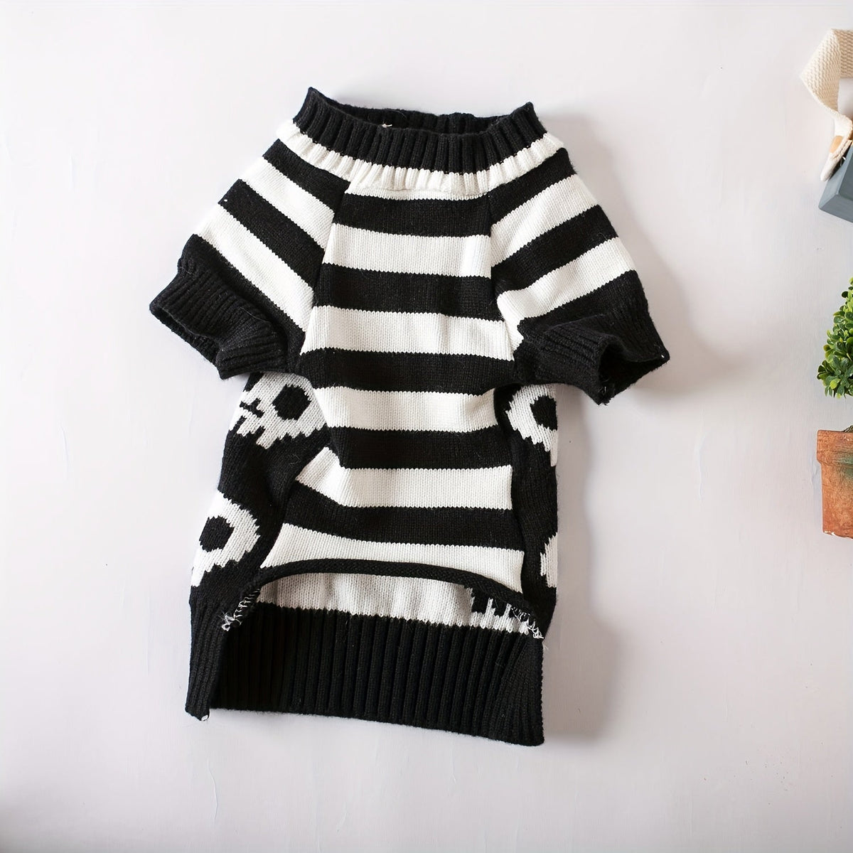 Halloween Dog Sweater Black Skull Pattern - Thermal Knit Pullover for Small to Medium Dogs, Machine Washable Winter & Autumn Coat for Chihuahuas, Yorkies & Pomeranians, Festive Halloween Pet Costume (S/M/L)